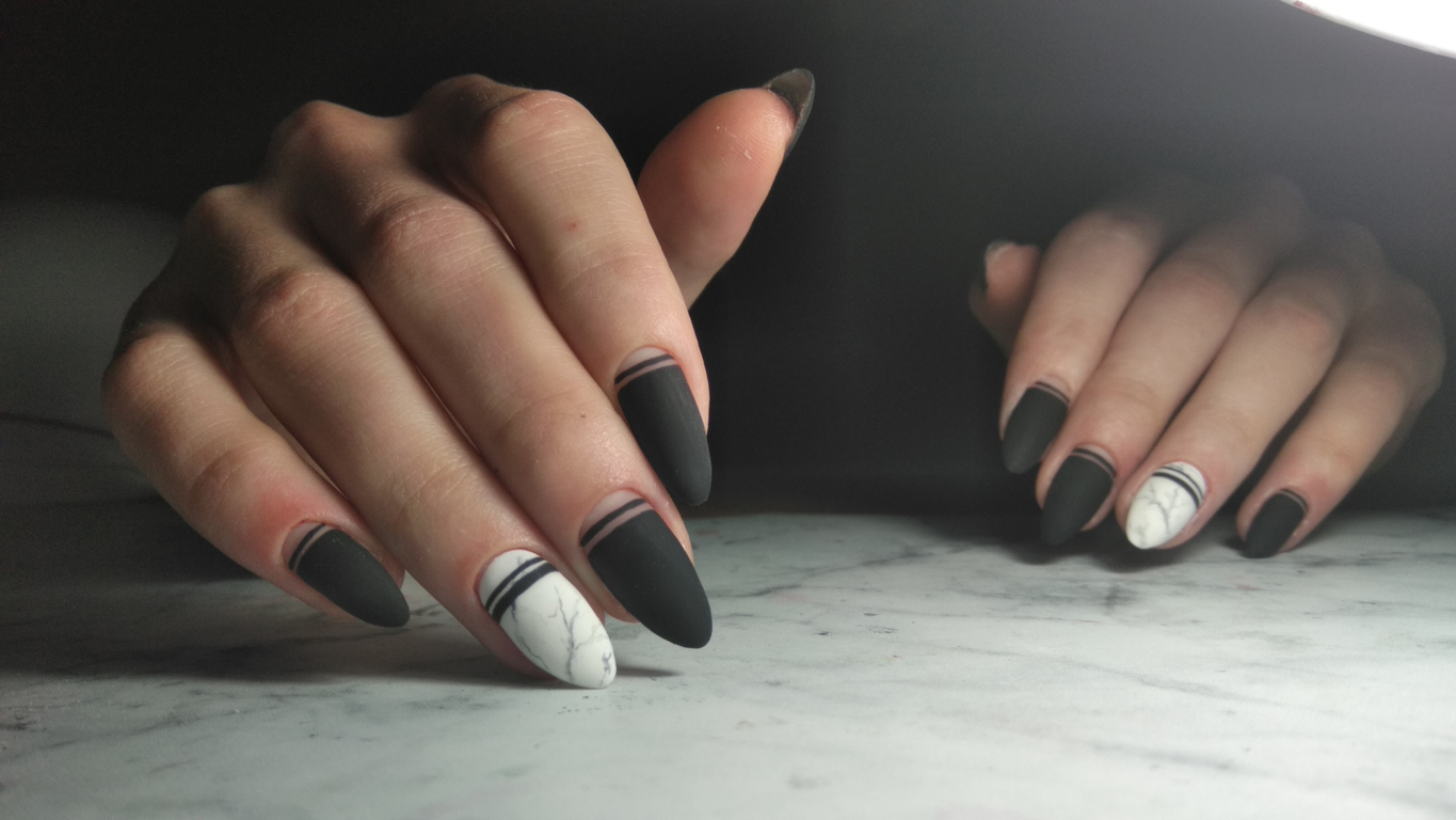 malowanie paznokci na czarno